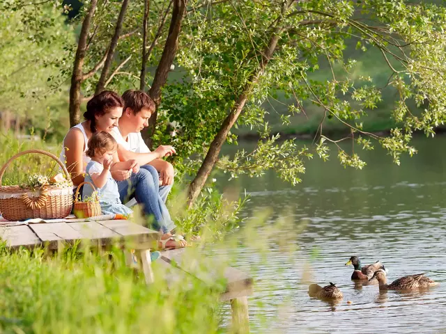 im Familienurlaub auf dem Land in Thüringen Zeit mit der Familie verbringen und ein Picknick am See machen