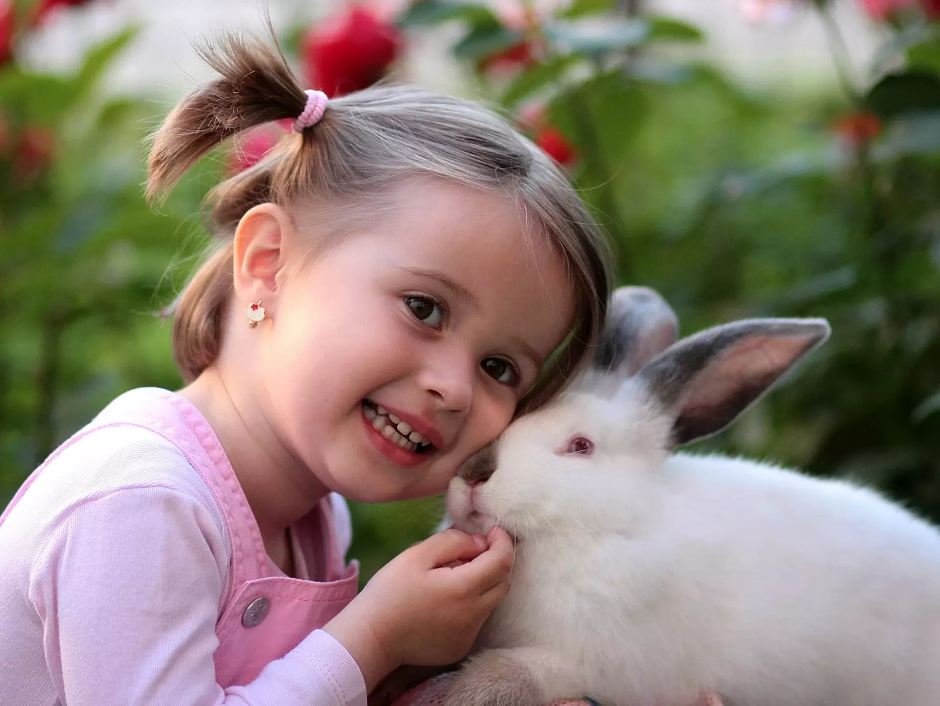 Im Urlaub auf dem Bauernhof erleben Kinder Tiere hautnah: beim Füttern und Streichen von Kaninchen