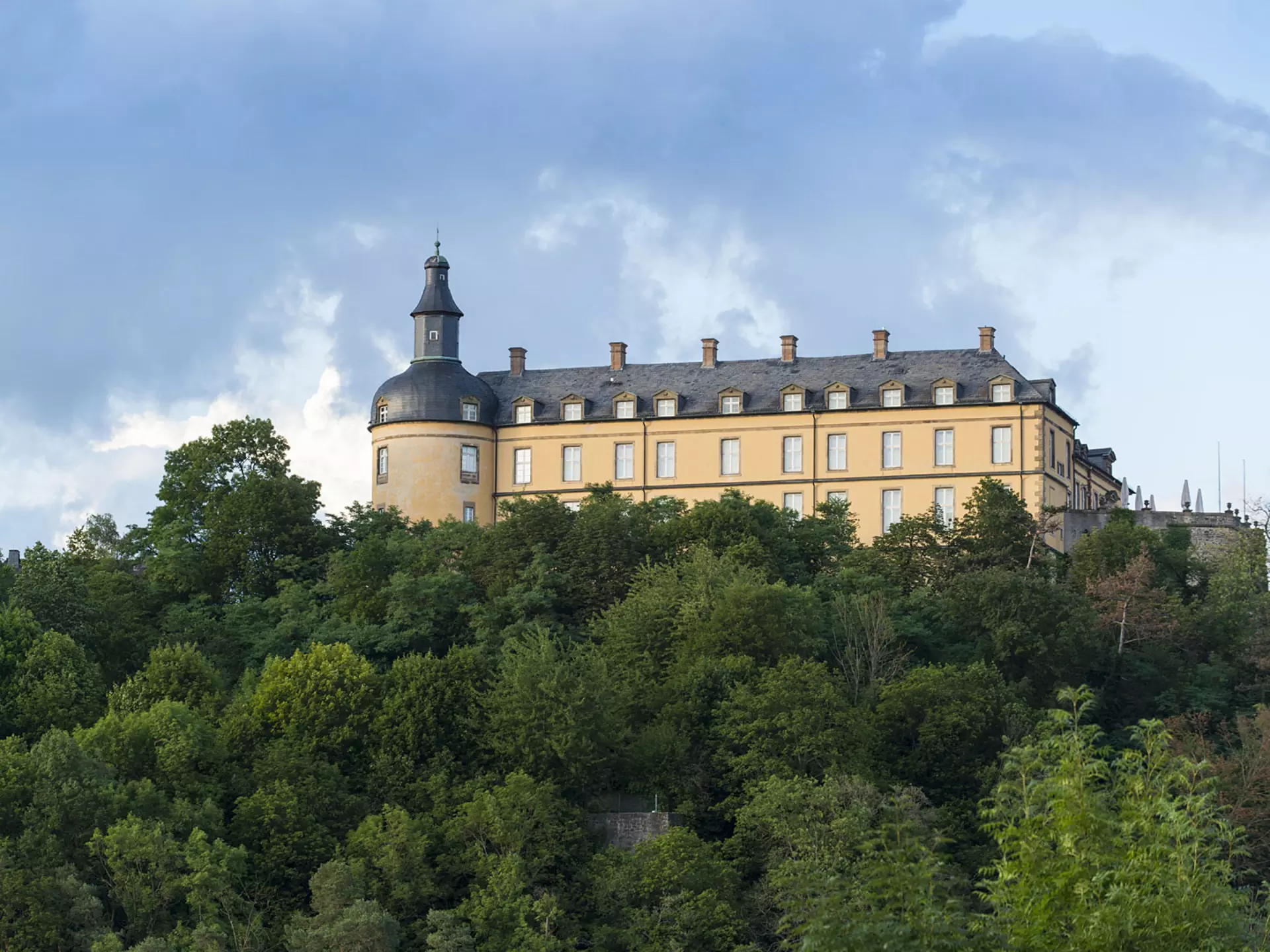 Das Dornröschenschloss befindet sich bei Hofgeismar im Reinhardswald in Nordhessen.