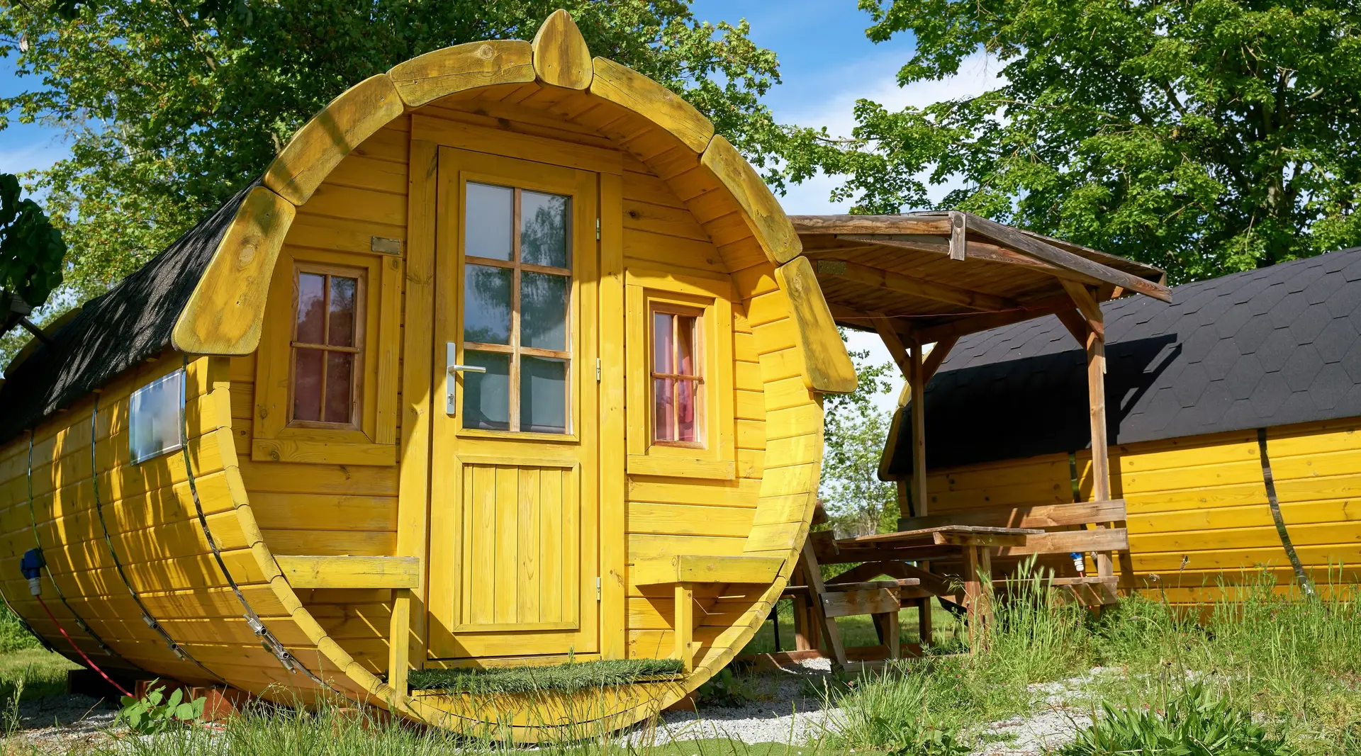 Schlaffass aus Holz zur Übernachtung auf einem Campingplatz in Deutschland