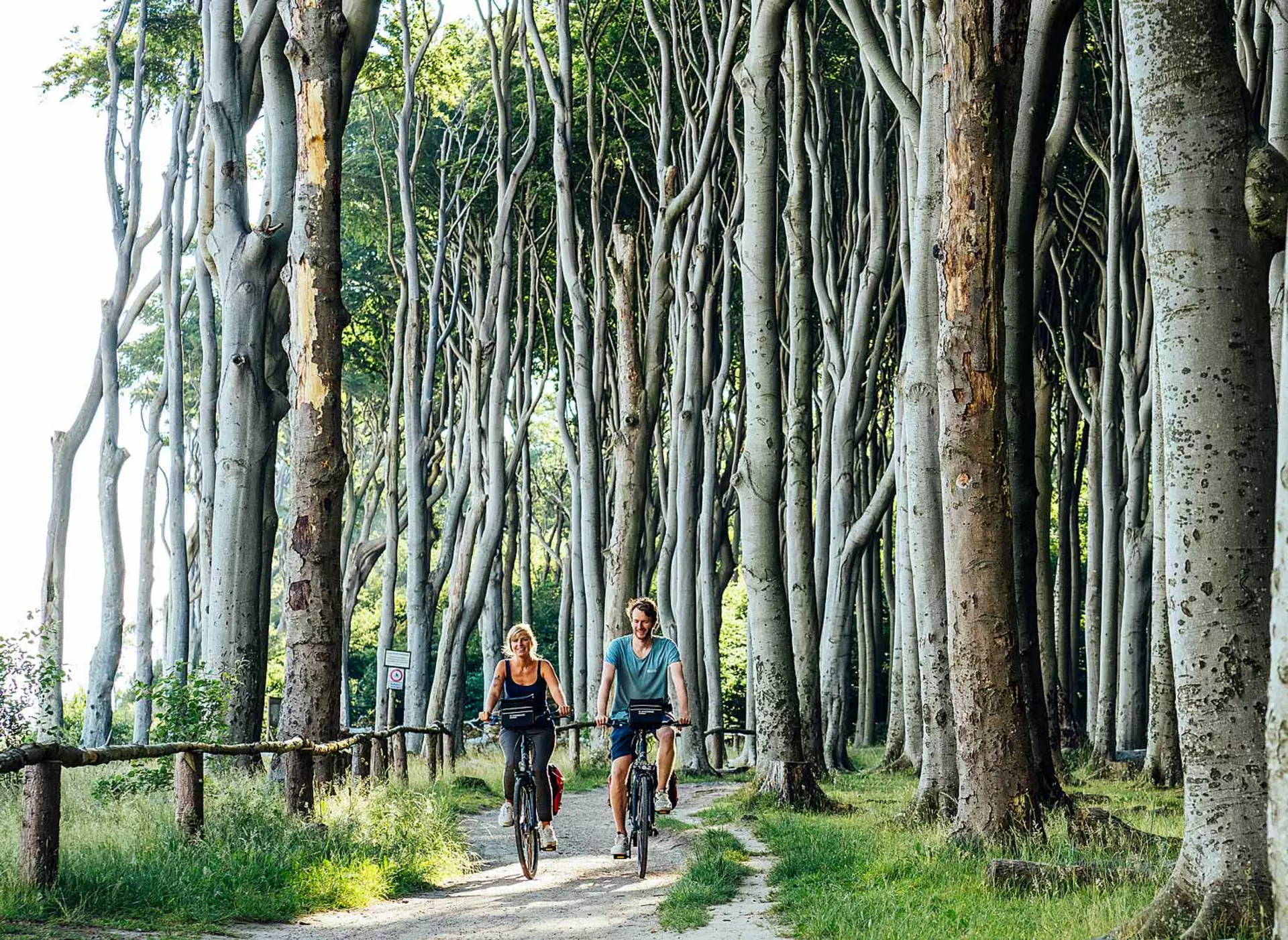 Radfahrer auf dem Ostseeküsten-Radweg - © Tourismusverband Mecklenburg-Vorpommern, Felix Gänsicke im Urlaub an der Ostseeküste Mecklenburg eine Radtour auf dem Ostseeküsten-Radweg machen