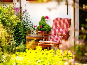 im Landurlaub in Thüringen eine Auszeit im blühenden Garten nehmen