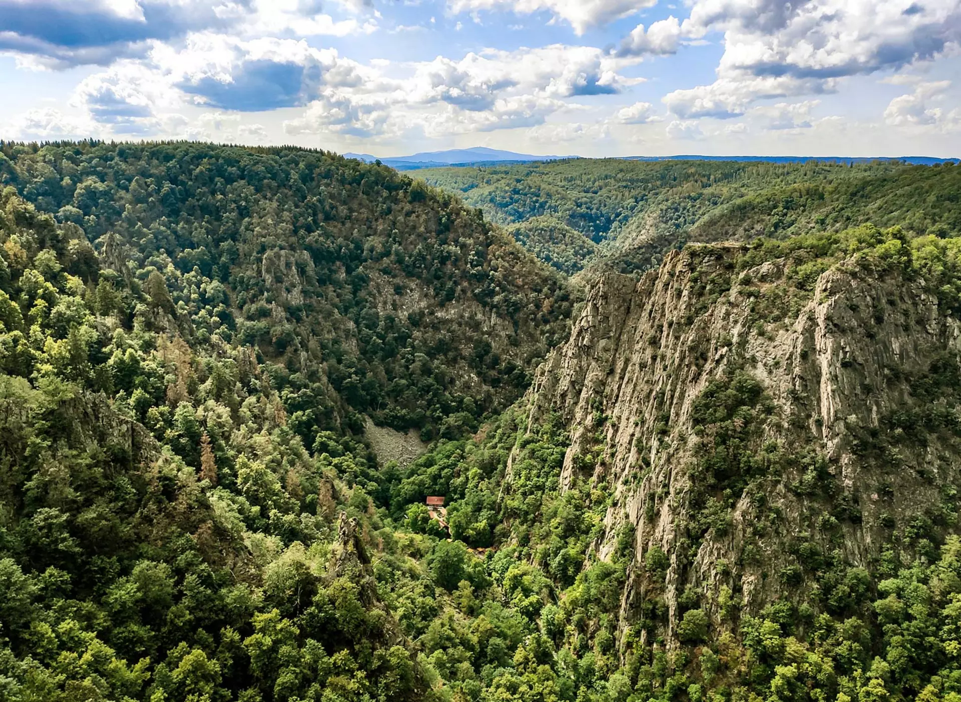 Blick ins Bodetal im Harz - © Unsplash.de, error-420 im Urlaub im Harz im Bodetal wandern und die Aussicht genießen