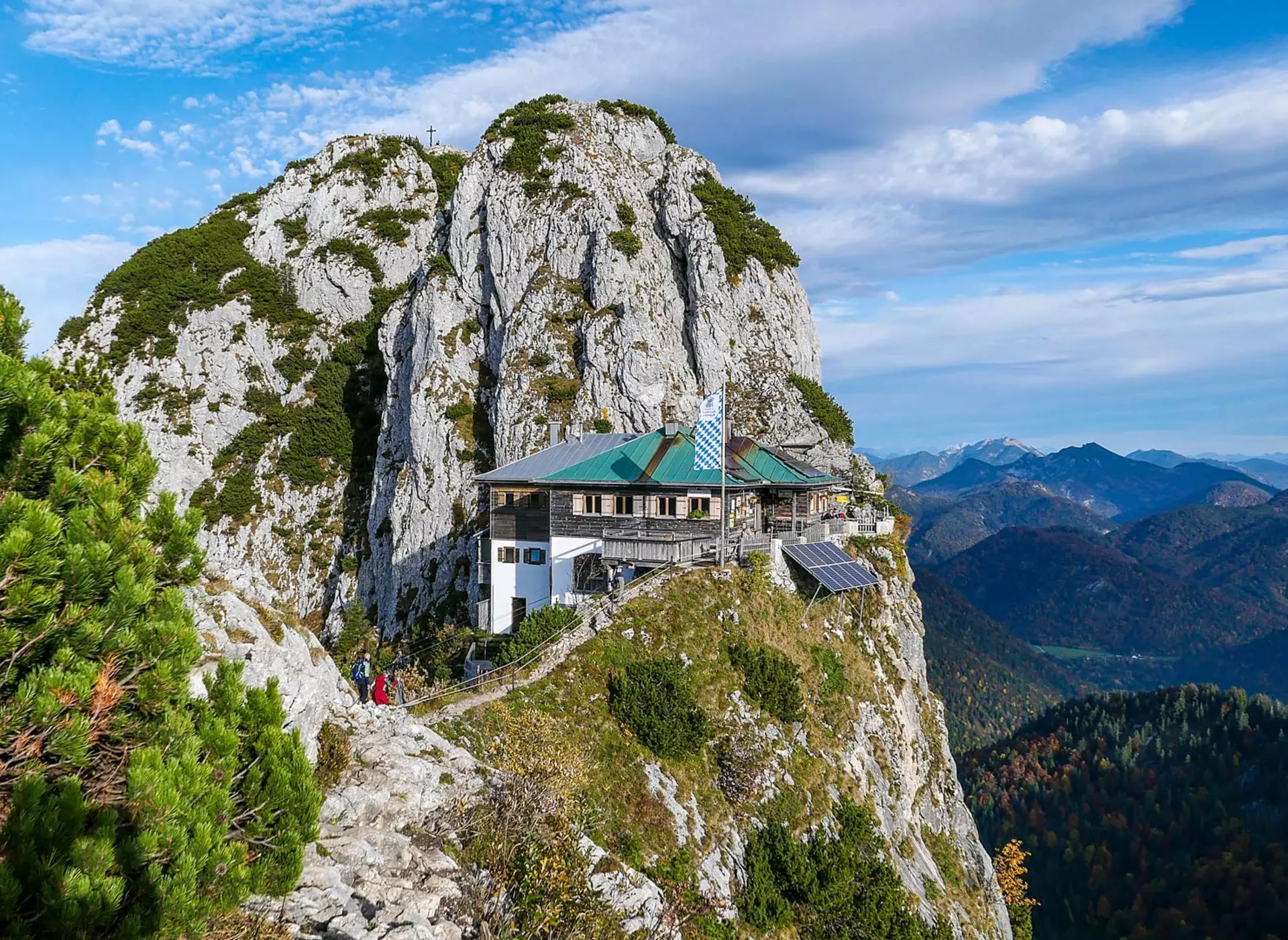 Tegernseer Hütte - © Der Tegernsee, Isabelle Munstermann im Urlaub auf dem Bauernhof am Tegernsee mit der Wallbergbahn zur Tegernseer Hütte fahren