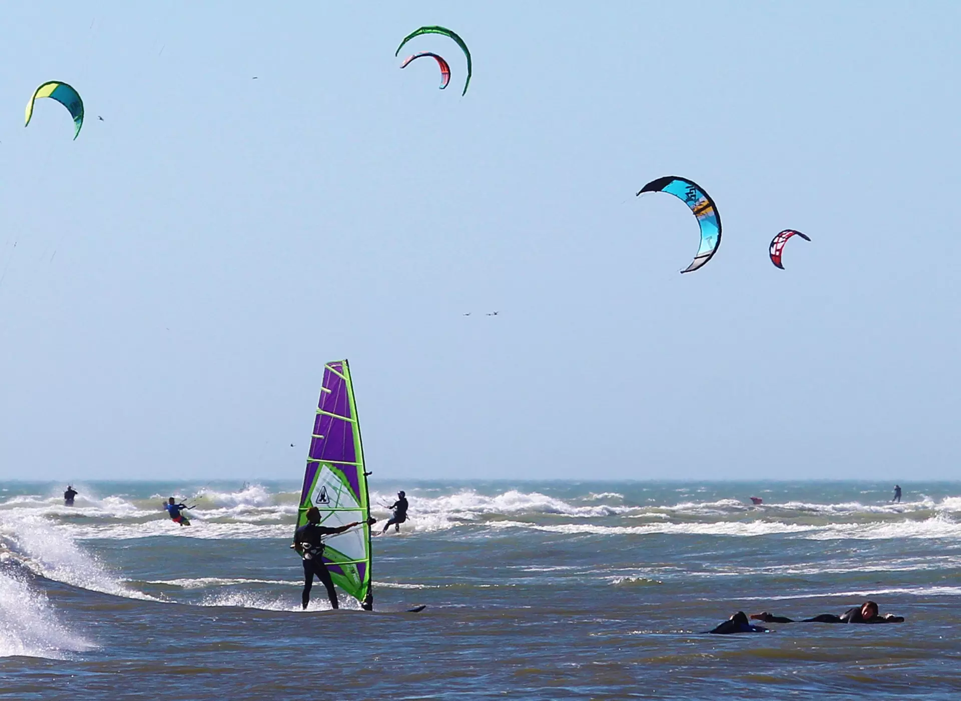 Wassersport auf Fehmarn - © Pixabay.com, Ulrike Mai im Urlaub auf Fehmarn Surfer und Kitesurfer beobachten