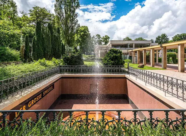 im Urlaub im Ahrtal zum Grossen Sprudel im Kurpark in Bad Neuenahr spazieren