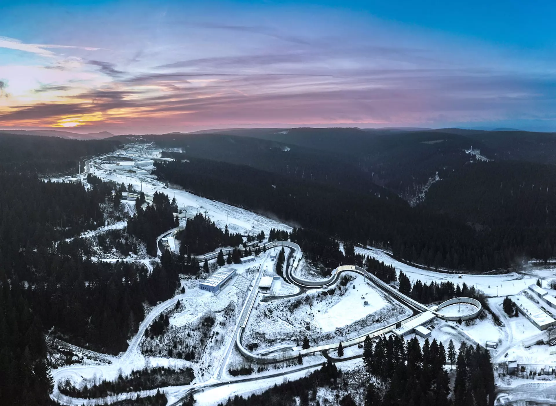 LOTTO Thüringen EISARENA in Oberhof - © Regionalverbund Thüringer Wald e.V., Winterurlaub in Thüringen verbringen und den Eiskanal in Oberhof besichtigen