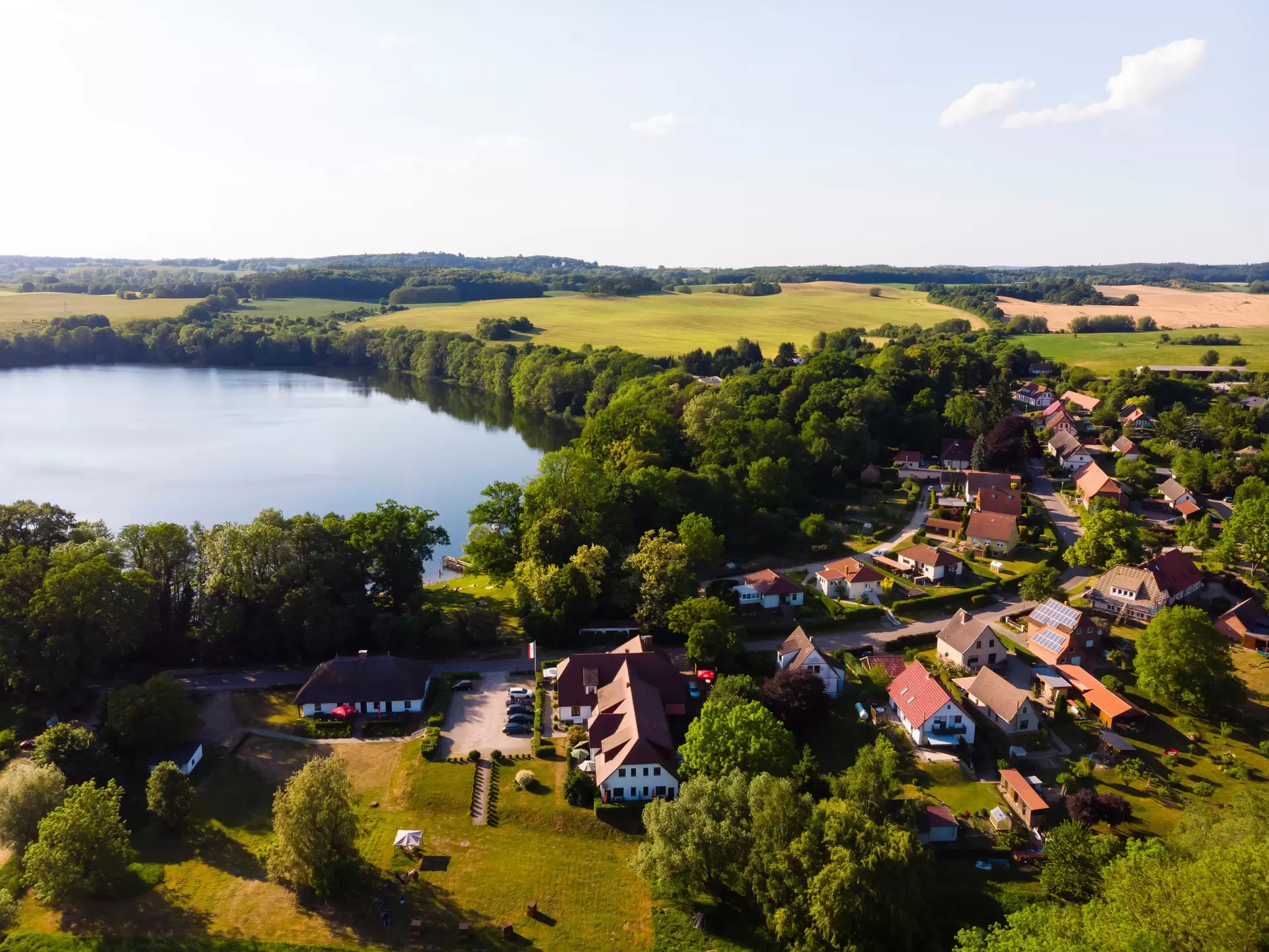 Deutschland, Mecklenburg-Vorpommern , Schorssow, Landkreis Mecklenburgische Schweiz, Mecklenburgische Seenplatte, Luftaufnahme, Schloß Schorssow, Haussee, Malchiner See