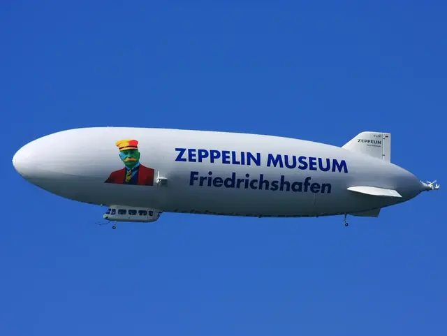 Zeppelin über dem Bodensee - © Pixabay.de, Jürgen Sieber im Urlaub am Bodensee das Zeppelinmuseum in Friedrichshafen, eine multimediale Ausstellung lebendiger Geschichte, besuchen