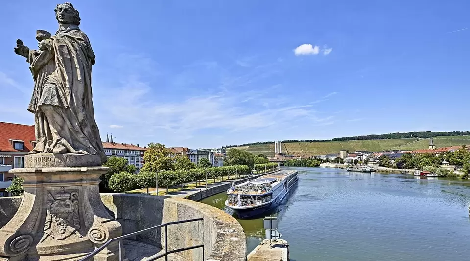 Würzburg am Main - © www.bayern.by, Gert Krautbauer im Urlaub auf dem Bauernhof in Franken in Würzburg eine Schifffahrt auf dem Main machen