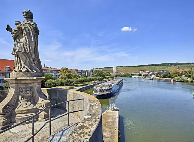 im Urlaub auf dem Bauernhof in Franken in Würzburg eine Schifffahrt auf dem Main machen