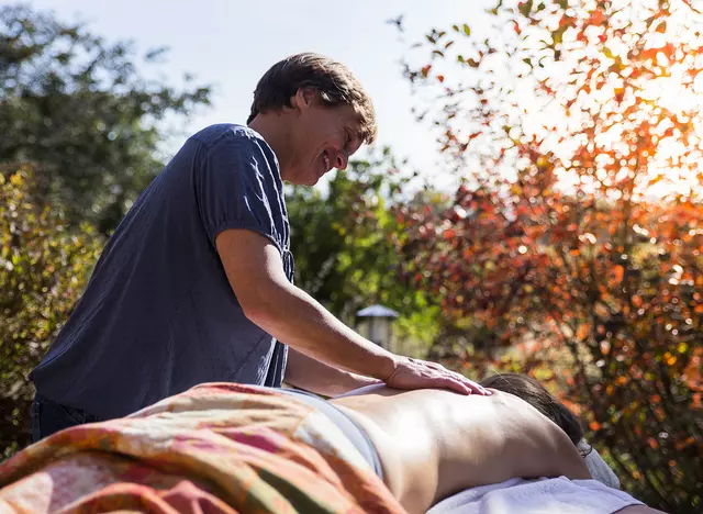 im Urlaub auf dem Kneipp Ferienhof eine Massage im Garten genießen