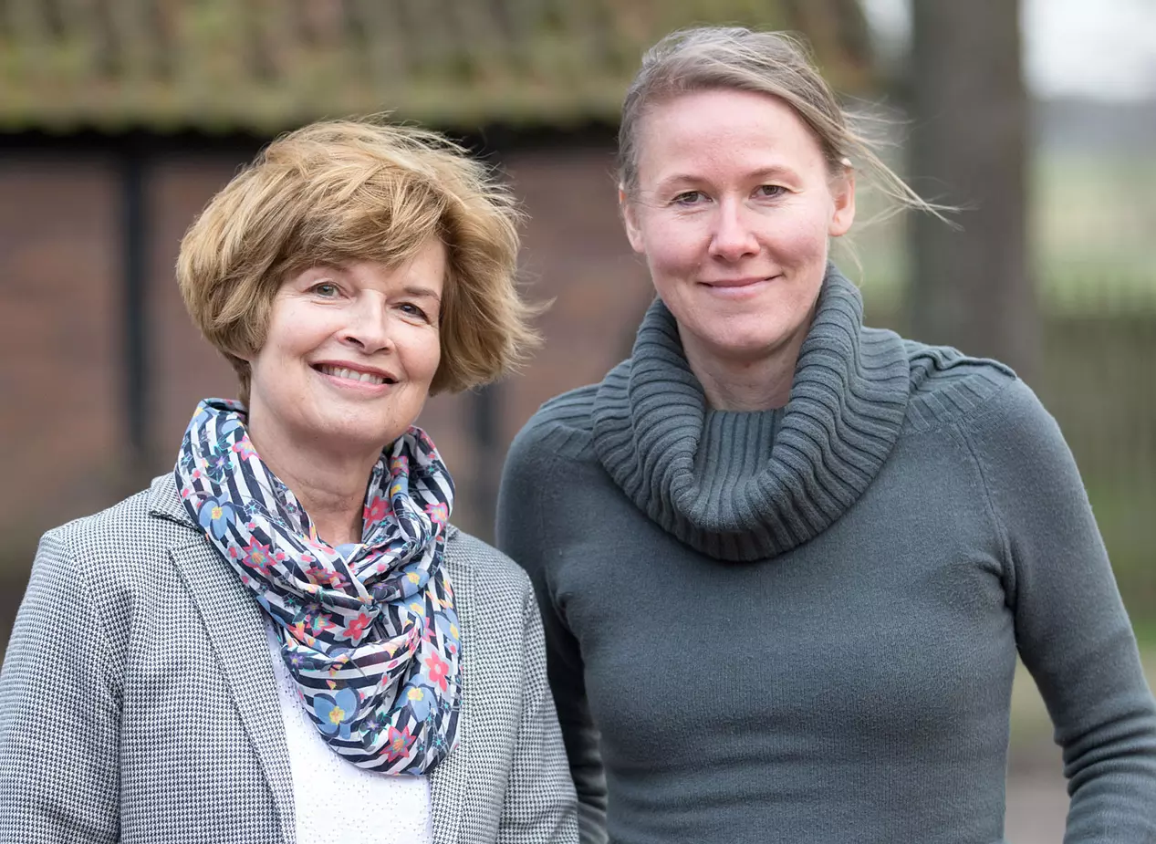 in der Geschäftsstelle von Urlaub auf dem Bauernhof SH e.V. betreuen Sie Petra Radtke & Julia Kortum