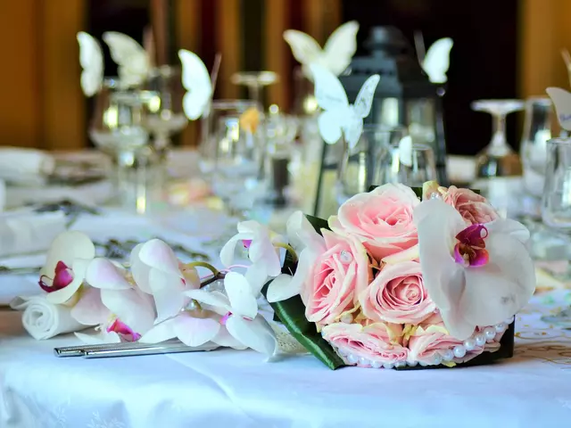 Brautstrauß liegt auf dem Tisch im gedeckten Festsaal