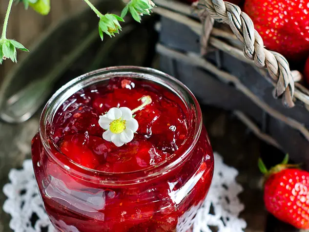 Bei einem Urlaub auf dem Bauernhof frisches Obst im Bauerngarten ernten und zu Marmelade verarbeiten.