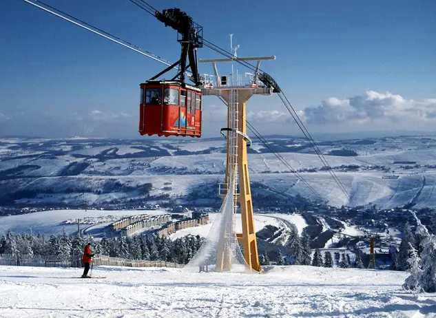 Bei einem Winterurlaub im Erzgebirge kann man von Oberwiesenthal mit der Schwebebahn auf den Fichtelberg fahren.