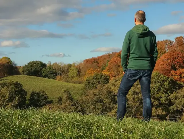 Herbstlicher Ausblick bei Plön – Urlaub auf dem Land in der Holsteinischen Schweiz  - © Lars Gieger – stock.adobe.com  Ein Mann blickt über die herbstliche Landschaft bei Plön und genießt die Aussicht während eines Urlaubs auf dem Land.