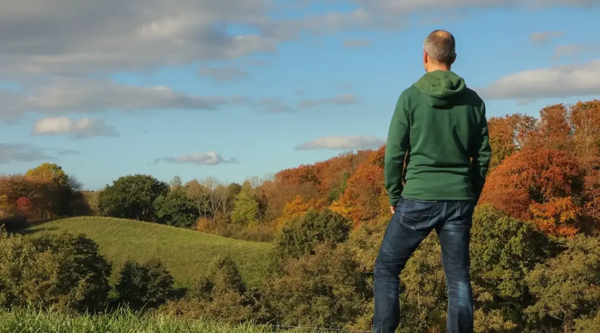 Herbstlicher Ausblick bei Plön – Urlaub auf dem Land in der Holsteinischen Schweiz - © Lars Gieger – stock.adobe.com Ein Mann blickt über die herbstliche Landschaft bei Plön und genießt die Aussicht während eines Urlaubs auf dem Land.
