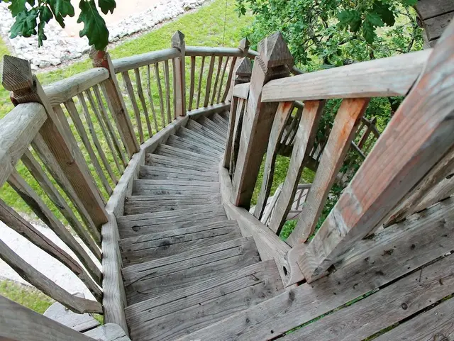 Holztreppe zum Baumhaus von oben. 