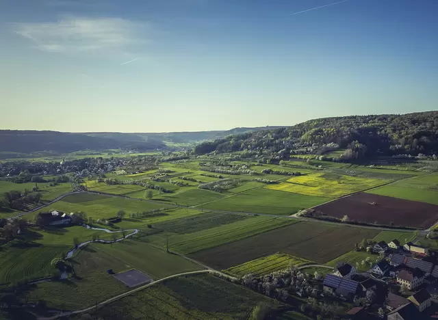 im Wanderurlaub in Franken bei einer Wandertour den Ausblick in die Landschaft genießen