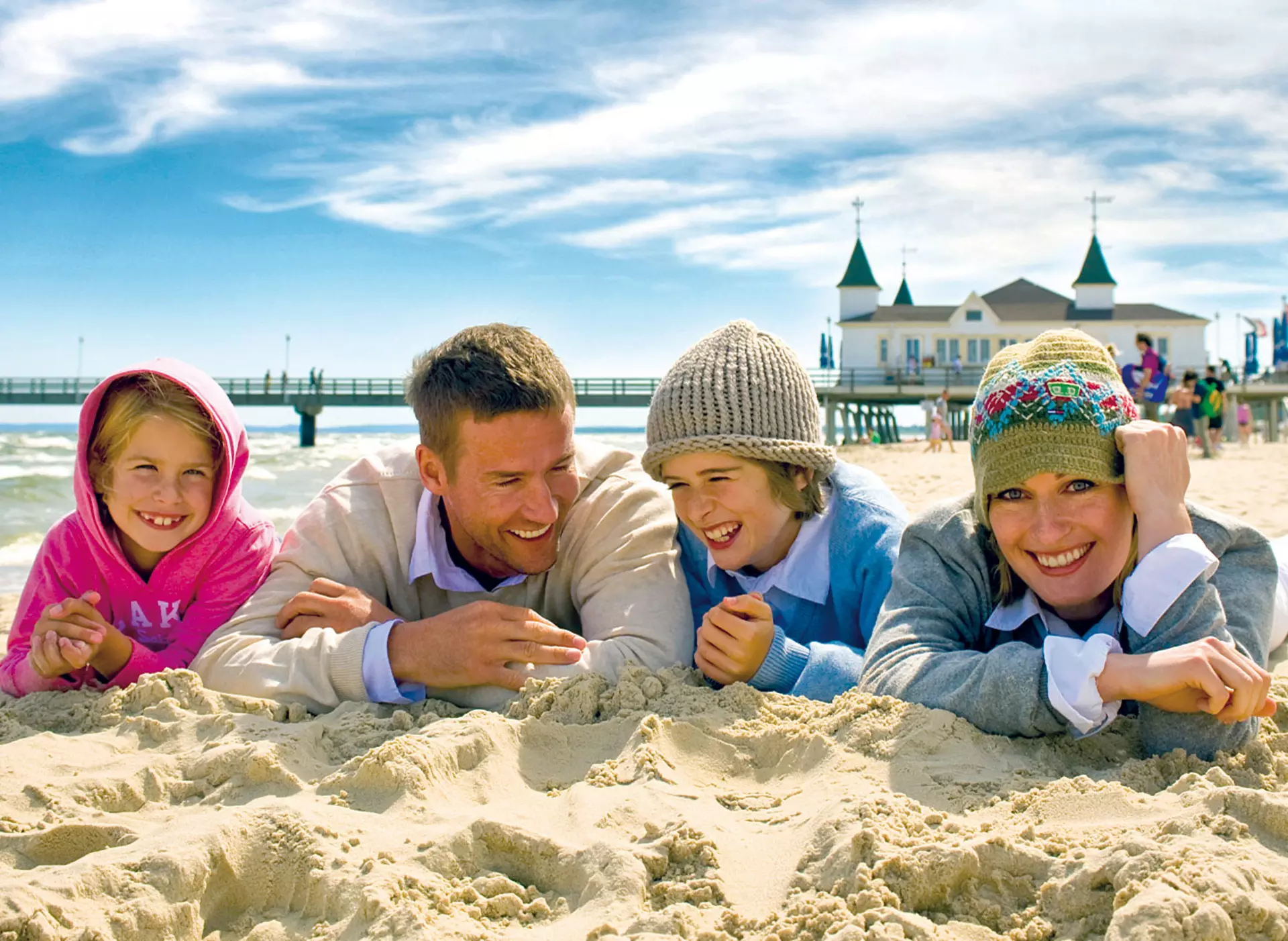 im Urlaub auf Usedom mit der Familie am Strand bei Ahlbeck spazieren gehen