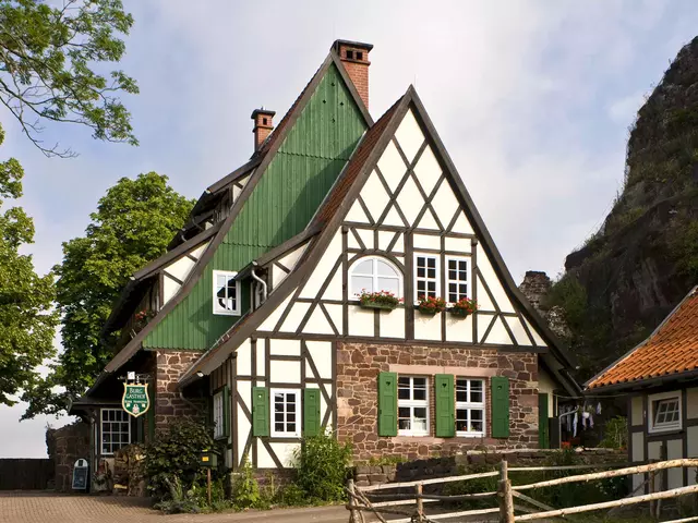 Bei einem Urlaub mit Kindern im Harz die sagenhafte Burgruine Hohnstein besuchen.