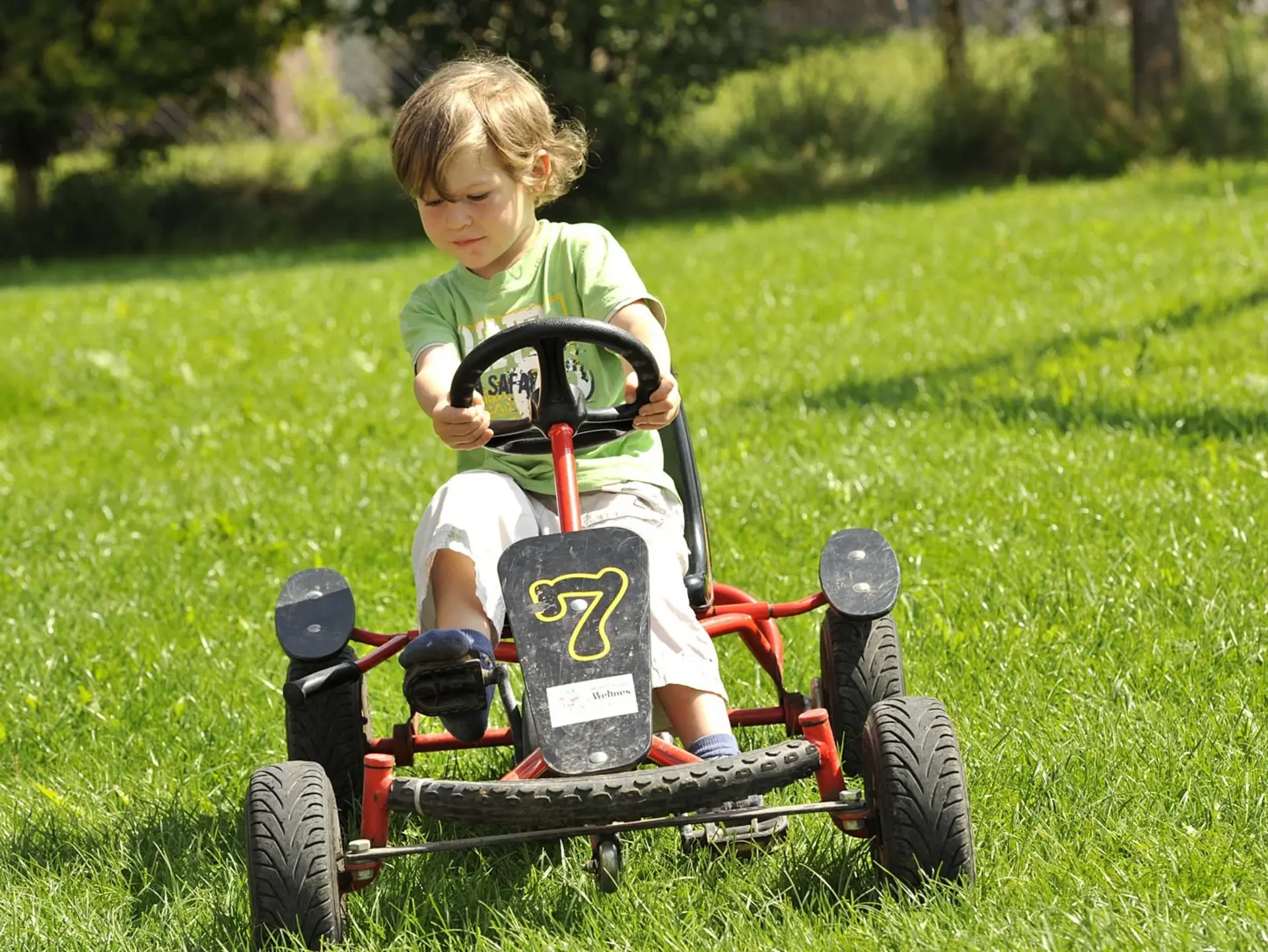 Tretfahrzeug auf dem Kinderhof - © Landsichten.de, Susanne Mölle im urlaub auf dem Kinderhof gibt es viel Platz für Kinderfahrzeuge