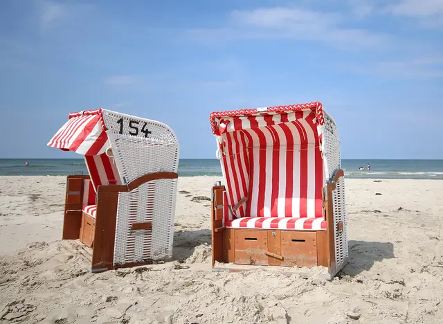 Strandkörbe am Kniepsand auf Amrum - © Pixabay.com, DolfiAm im Urlaub auf dem Bauernhof auf Amrum einen Strandausflug zum Kniepsand machen