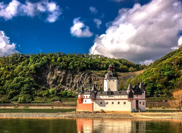 im Urlaub am Mittelrhein die Burg Pfalzgrafenstein auf der Felseninsel im Rhein bei Kaub bestaunen