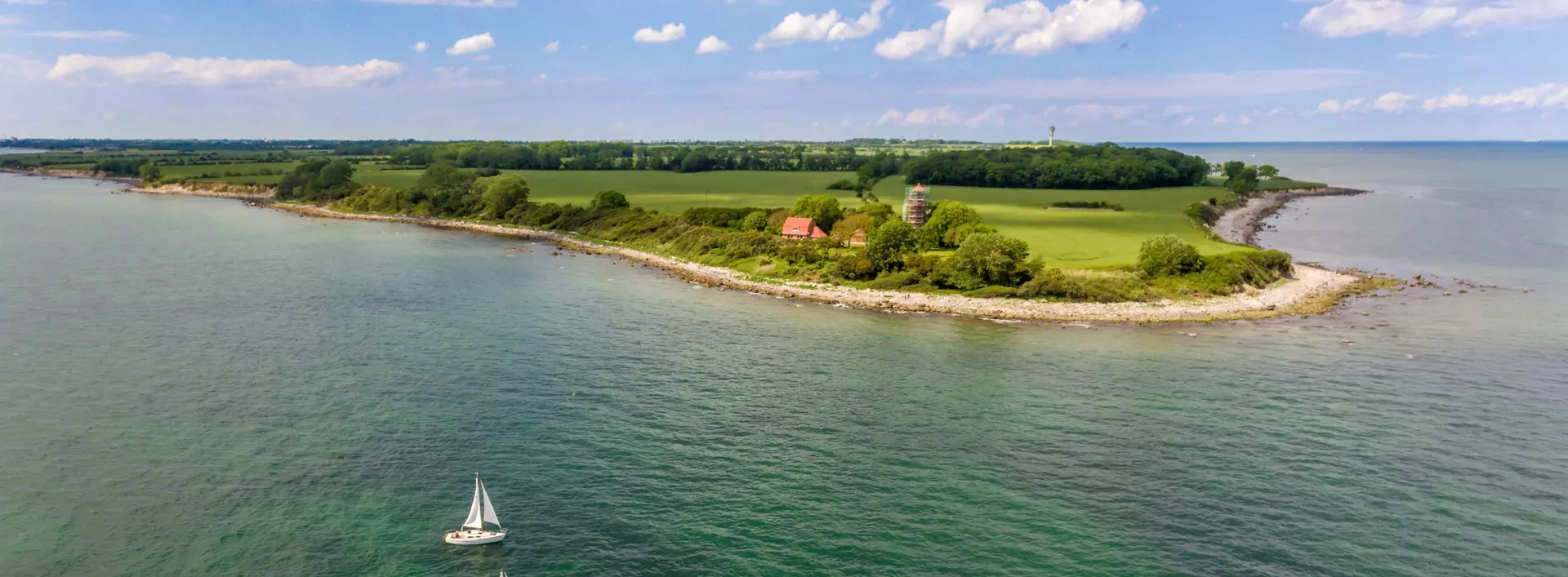 Vogelperspektive auf Segelboote vor der Ostseeinsel Fehmarn