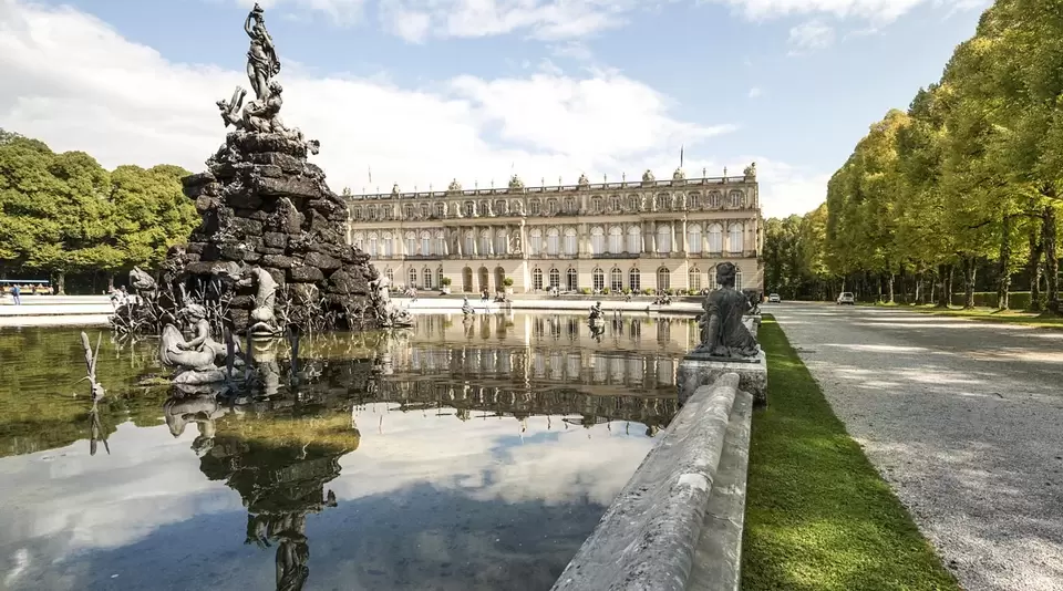 Schloss Herrenchiemsee - © www.bayern.by, Peter von Felbert im Urlaub am Chiemsee zur Insel Herrenchiemsee fahren und das Königsschloss besichtigen
