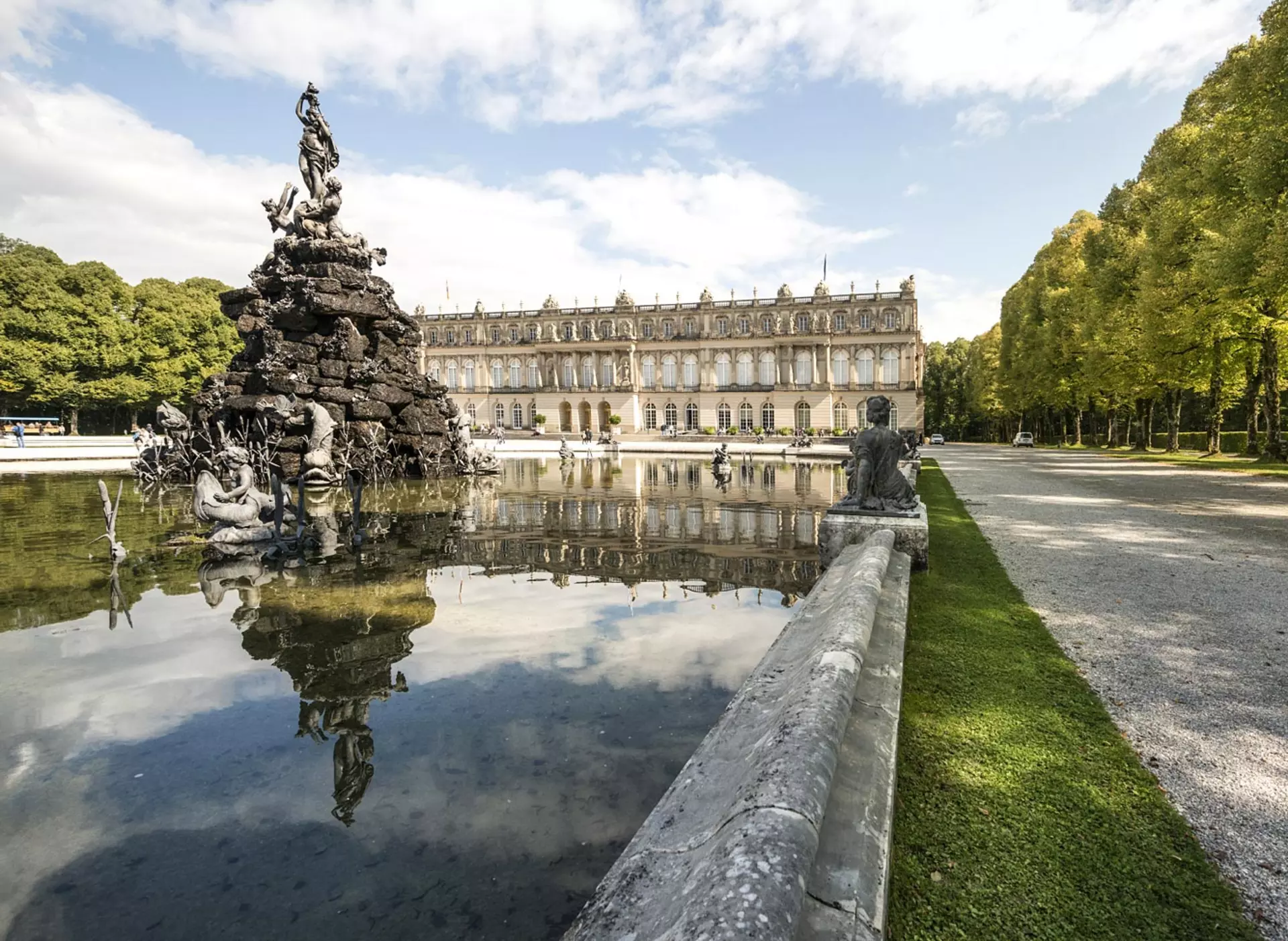 Schloss Herrenchiemsee - © www.bayern.by, Peter von Felbert im Urlaub am Chiemsee zur Insel Herrenchiemsee fahren und das Königsschloss besichtigen