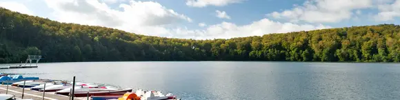 im Urlaub auf dem Bauernhof in der Eifel einen Ausflug zum Pulvermaar machen