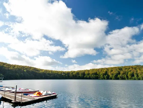 im Urlaub auf dem Bauernhof in der Eifel einen Ausflug zum Pulvermaar machen