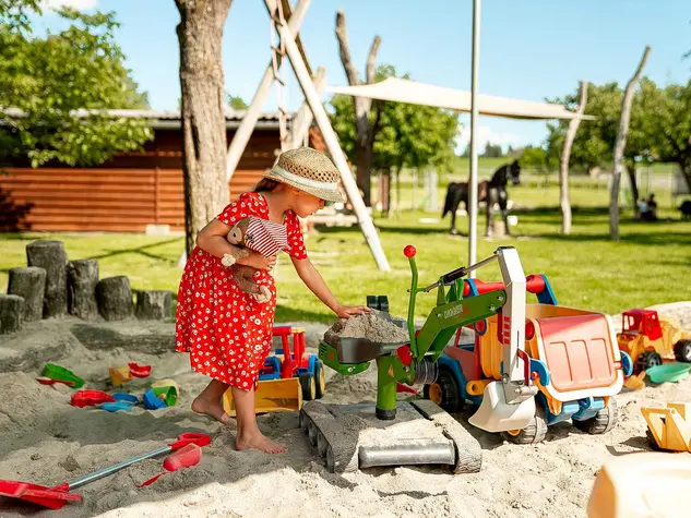 im Urlaub auf dem Kinderhof gibt es Spielplätze