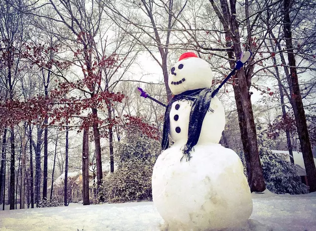 im Winterurlaub in Thüringen einen Schneemann bauen