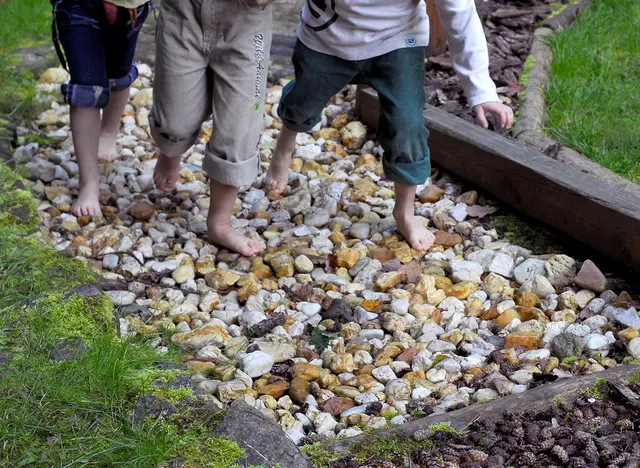 Kinder entdecken einen Barfußpfad auf dem Kneipp Ferienhof