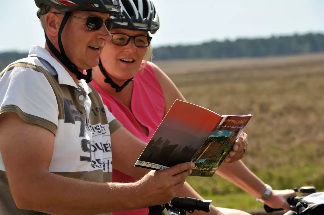 Radfahren im Urlaub - © , Susanne Mölle
älteres Paar liest Radfahrkarte