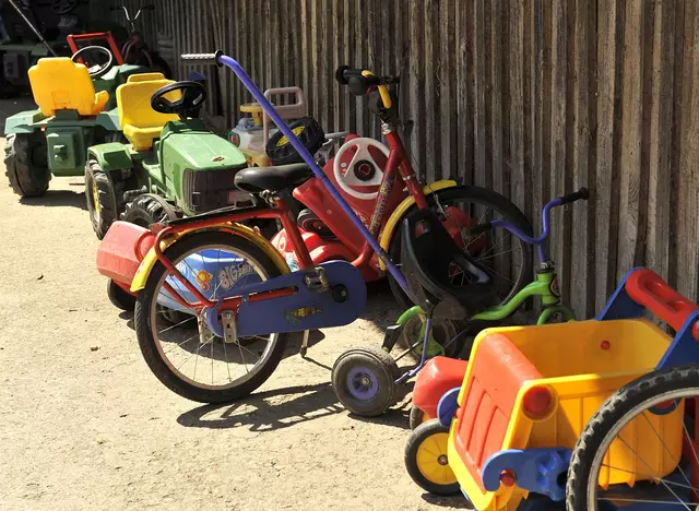 im Urlaub auf dem Kinderhof am Bodensee stehen eine große Auswahl an Tretfahrzeigen für Kinder bereit