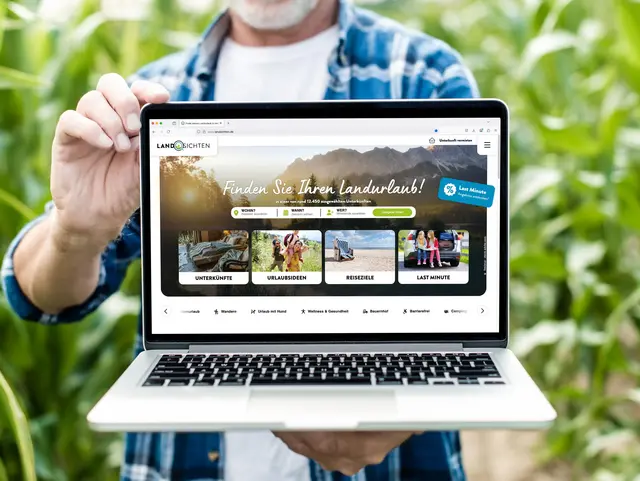 Landurlaub online buchen – Landsichten Portal auf Laptop Laptop mit geöffneter Landsichten-Webseite für Landurlaub und Bauernhofurlaub in Deutschland, gehalten in einer ländlichen Umgebung