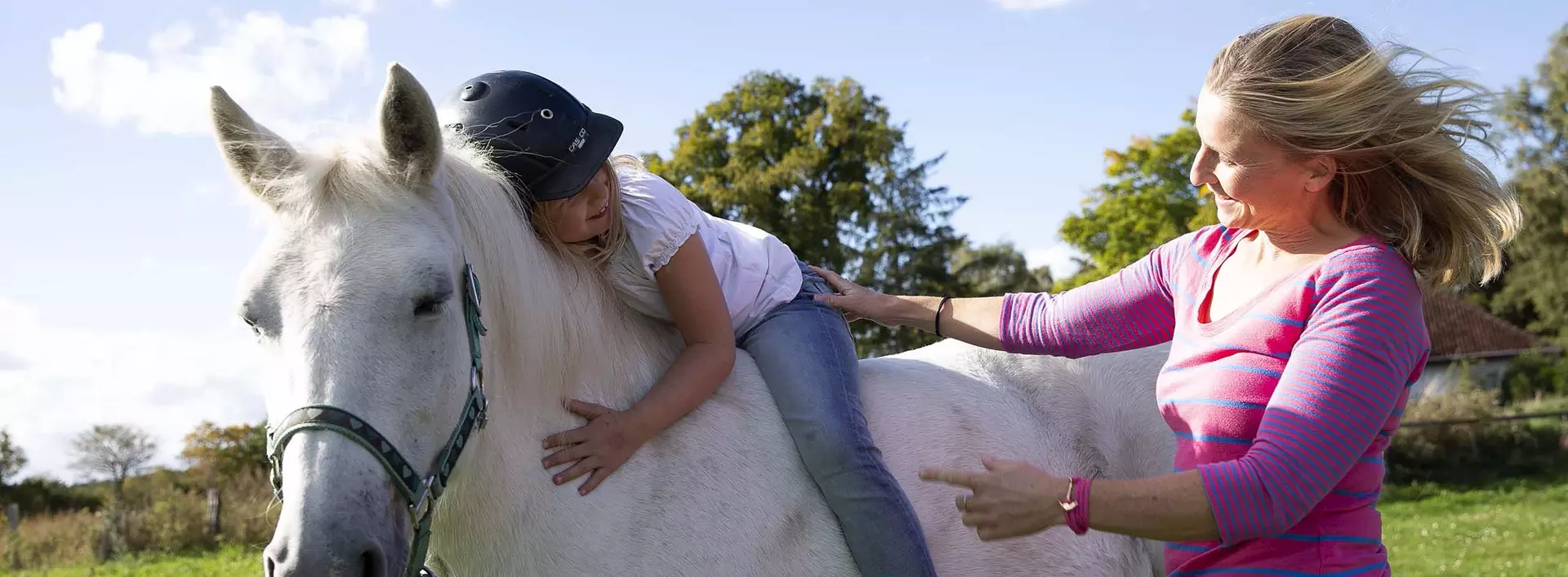 im Urlaub auf dem Kinderhof in Schleswig-Holstein Ponyreiten und erste Reitstunden erhalten