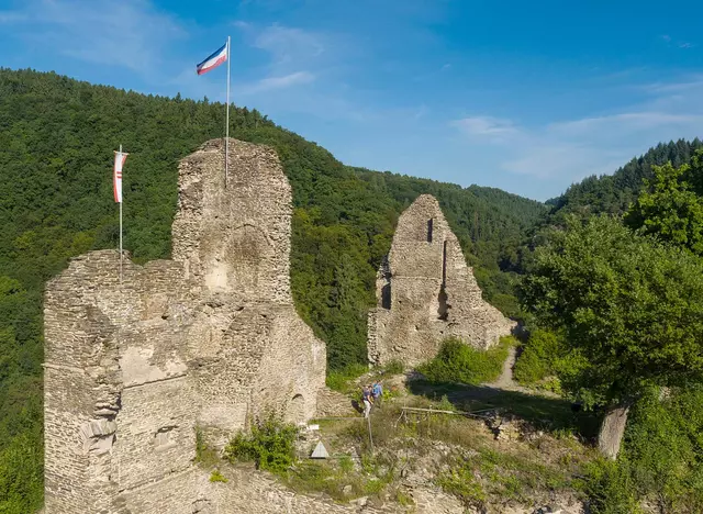 im Urlaub im Westerwald die Burgruine Isenburg besteigen