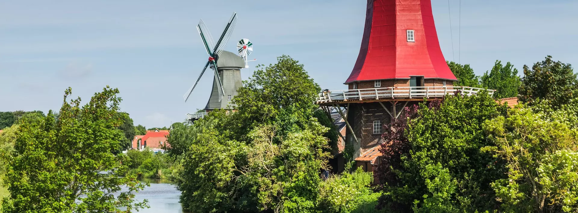 Blick auf die rote Greetsieler Windmühle auf Ostfriesland