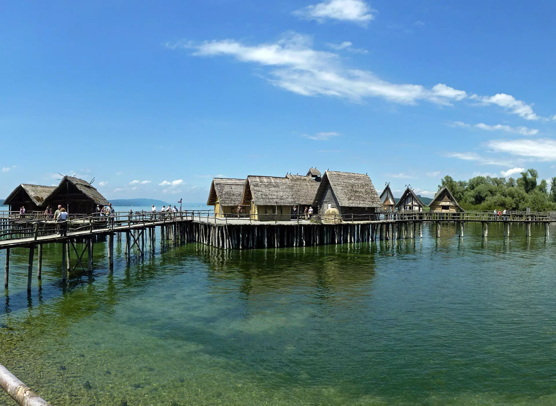 Pfahlbauten am Bodensee - © Pixabay.de, Alexander Naumann im Bodensee Urlaub das Pfahlbaumuseum in Unteruhldingen am Bodensee besuchen. Das archäologische Freilichtmuseum ist seit 2011 Weltkulturerbe.
