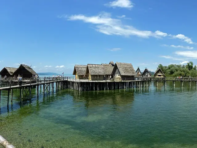 Pfahlbauten am Bodensee - © Pixabay.de, Alexander Naumann im Bodensee Urlaub das Pfahlbaumuseum in Unteruhldingen am Bodensee besuchen. Das archäologische Freilichtmuseum ist seit 2011 Weltkulturerbe.