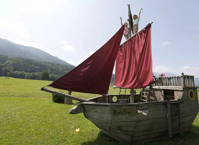 im Urlaub auf dem Kinderhof ist viel Platz zum Spielen und Toben