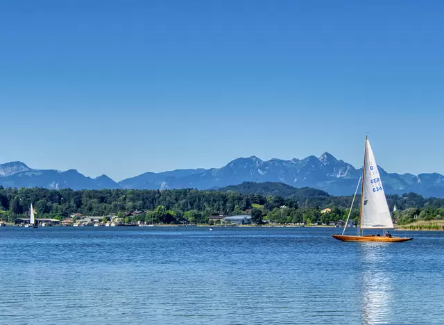 im Urlaub auf dem Bauernhof am Chiemsee eine Segeltour machen