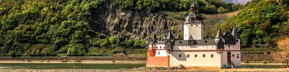 im Urlaub am Mittelrhein die Burg Pfalzgrafenstein auf der Felseninsel im Rhein bei Kaub bestaunen