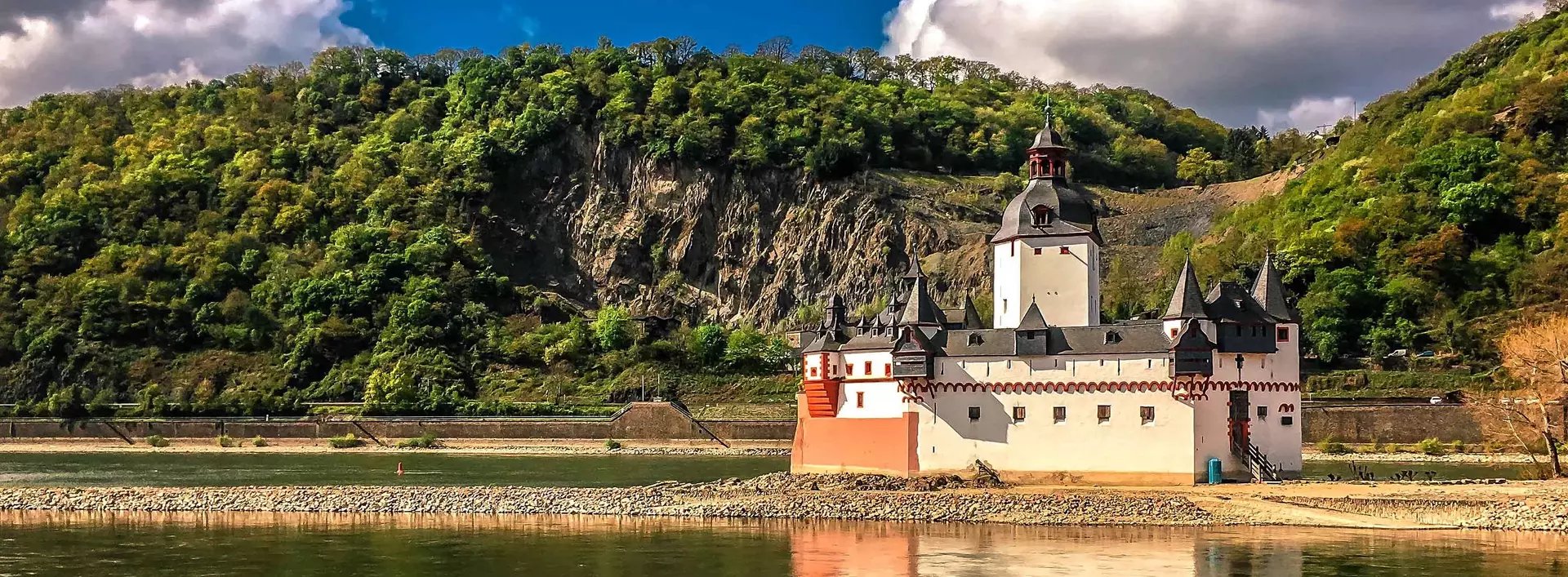 im Urlaub am Mittelrhein die Burg Pfalzgrafenstein auf der Felseninsel im Rhein bei Kaub bestaunen