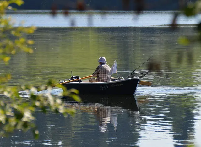 Angler im Angelurlaub am See